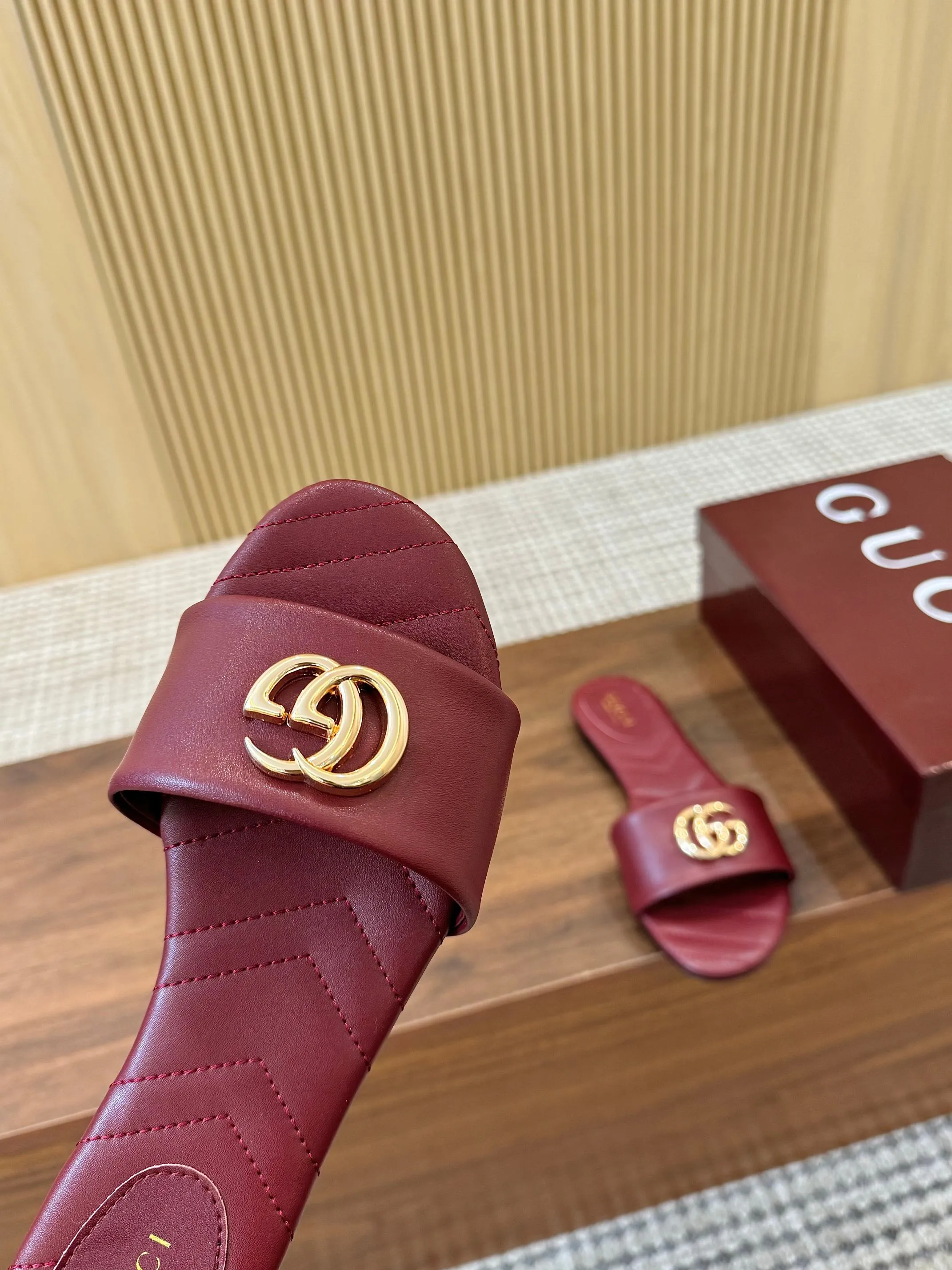 👟👟Ex-factory price 440👟👟 💯💯💯Gucci 2025 spring and summer latest popular slip-on sandals series... [Round toe] Latest double G buckle. Embroidery style Original quality 🍃Original European style, 💥perfect on the feet💃💃When worn with this shoe, it is elegant and crystal clear. No matter the materials of the accessories, they are all customized one by one. You must go to get the original version. The whole series is full of exciting and innovative elements. The texture of different materials, the texture of the materials, and the expression of the materials have a strong artistic atmosphere... ❶ Upper: imported cowhide ❷ Inner lining: customized imported sheepskin ❸ Foot pads: customized imported sheepskin ❹ Outsole: imported Italian genuine leather outsole ❺ Heel height: 1.5CM ❻ Packaging: Original full set of packaging ❼ Code number: 35-43 (41.42.43 customized is not returnable)